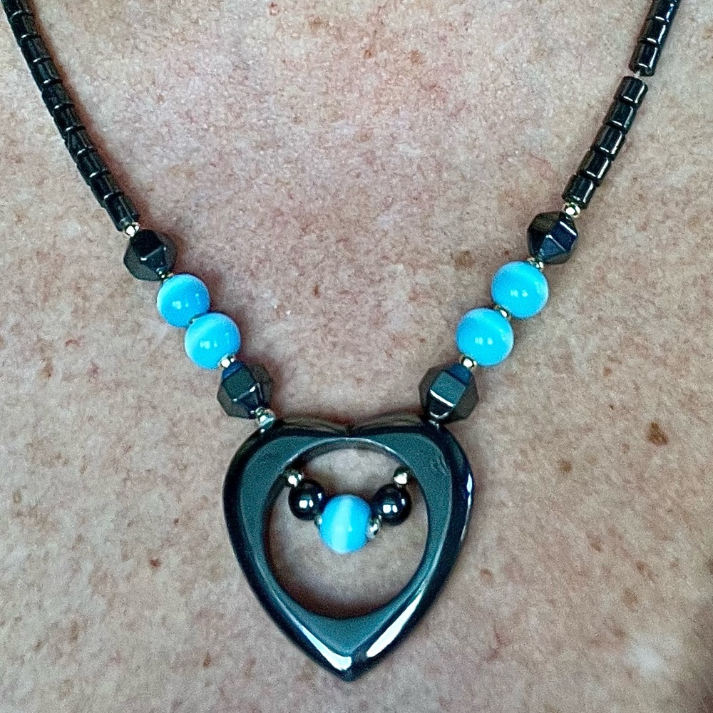 NECKLACE APATITE Beaded Heart Pendant Gunite Gray Blue & Silver Screw Clasp NWOT